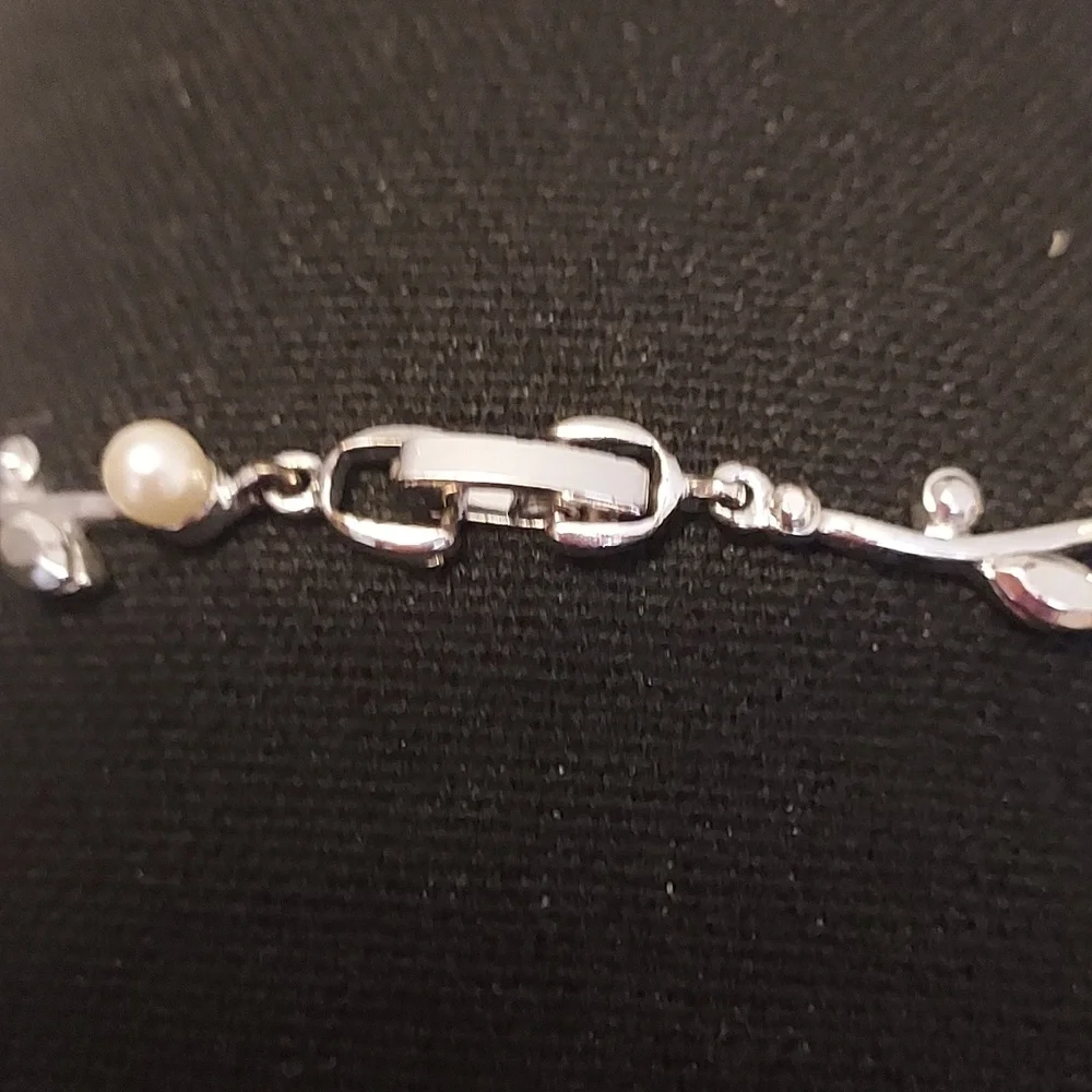 Silver, Pearl, And Rhinestone Necklace leaf pattern short necklace Vintage